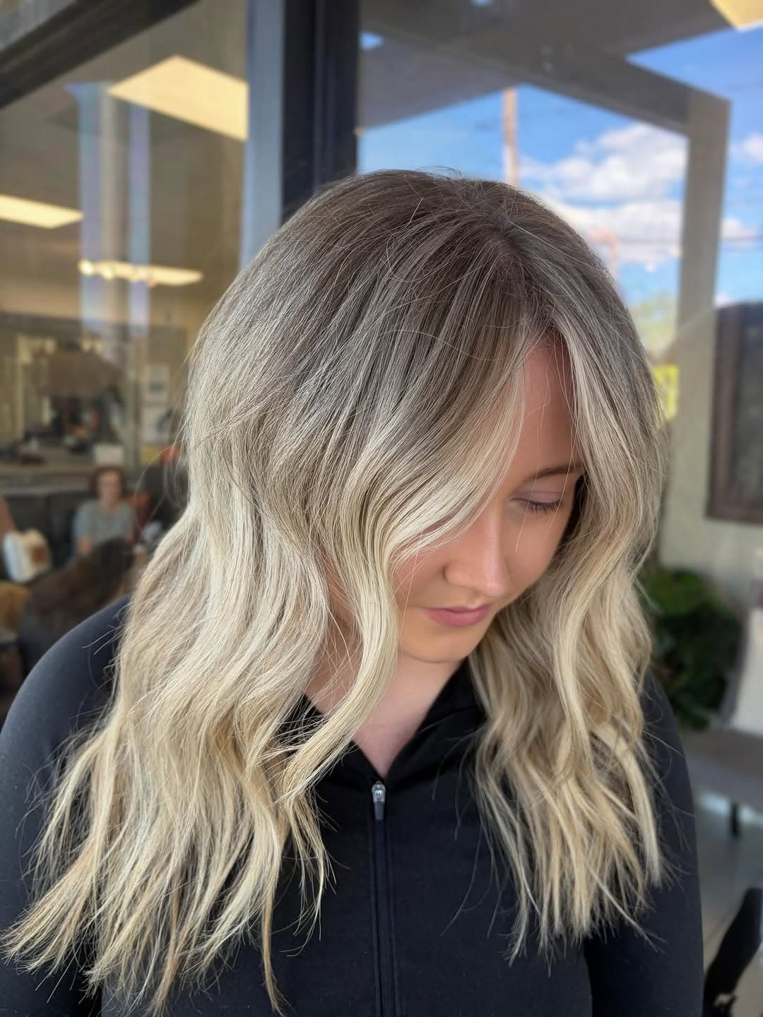 +blended lived in custom color
//goals//
-seamless blend
-tired of harsh grow out
-lower maintenance
-still bright and blonde
-dimensional
-evening out the canvas (getting rid of any patchiness & unwanted warmth)
•I think we nailed it.
#blonde #livedin #livedinhaircolor #hair
