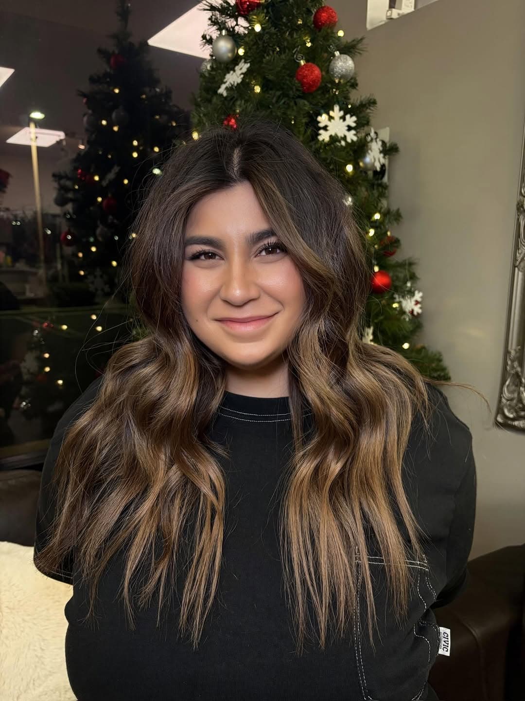 +Happy December 🎄🎁
-mini k-tip installation
-great for fixing any disconnect or, if your lacking length or thickness in the front, this is a great option for you! (Aka the mullet feeling😂)
these installs last 3 to 4 months and they are super lightweight and super unnoticeable!!
DM me today to book your mini k-tip install.
#ktipextensions #extensions #hair