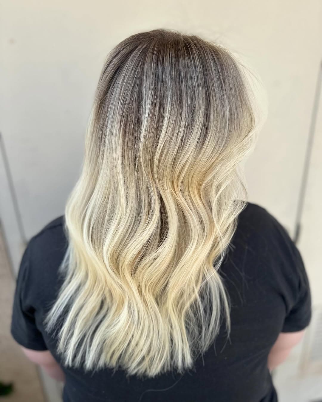 ✨Everyday is a blonde day ✨
#blondie #blonde #blondehair #blondehighlights #blondebombshell #orangecounty #ocstylist #orangecountyhairstylist #brea #salon860west #salon860westbrea #hairbybrittneydubia #summerhair #blondevibes #paulmitchell #superskinnyserum