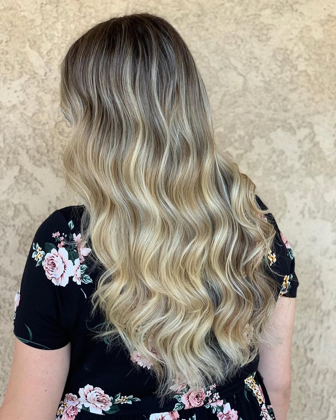 Hello summer ☀️
.
.
.
#salonmidori #hairbybrittneydubia #blondebombshell #blondehair #blonde #balayage #balayagedandpainted #paintedhair #summerhair #summervibes #hairstyles #beachwaves #hairgoals #matrix #unitehair #unite #fullerton #orangecounty