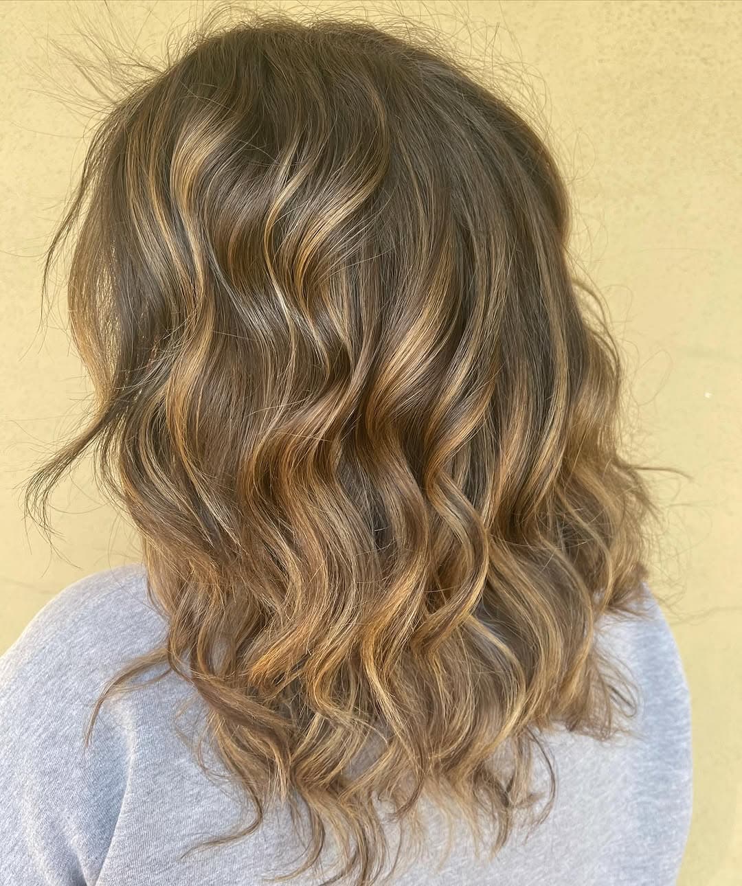 Sun kissed ☀️
.
.
.
#balayage #balayagehighlights #balayagehair #hairstyles #hair #haircolor #hairtransformation #haircut #matrix #matrixcolorsync #masterlight #highlights #beachwaves #beachwaveshair #curls #curlsforthegirls #salonlife #salon #salonmidori #fullerton #masterofbalayage #orangecounty #hairsalon #oc #ocsalon #newhair