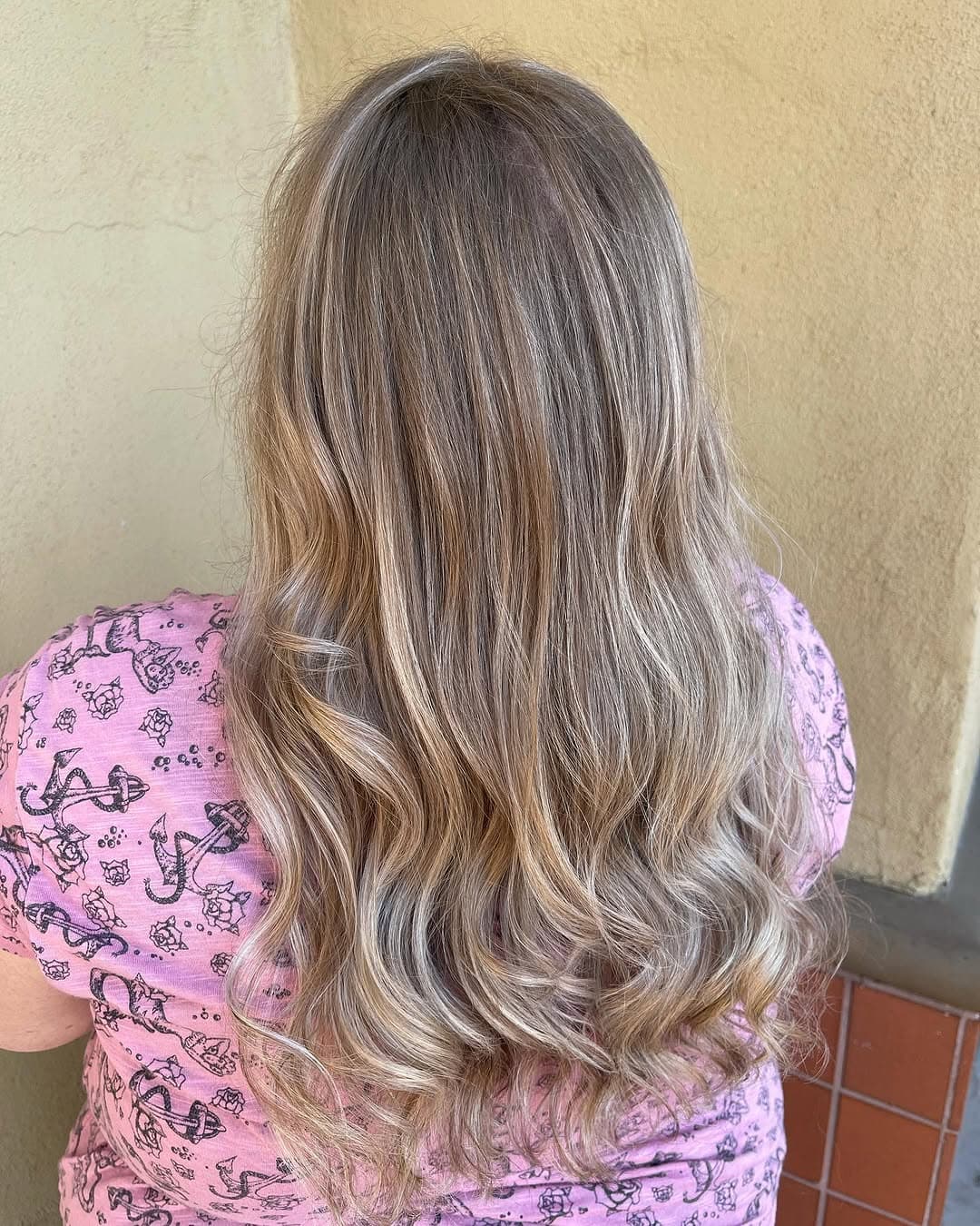 Vanilla latte ☕️
.
.
.
#salonmidori #hairbybrittneydubia #balayage #balayagehighlights #matrix #matriccolorsync #highlights #summerhair #summerhaircolor #blondehair #blondebalayage #curlyhair #beachwaves #balayagefirsttimer #ochairstylist #orangecounty #fullerton #haircolor #hairstyles #balayagehair #balayagedandpainted #paintedhair #summervibes