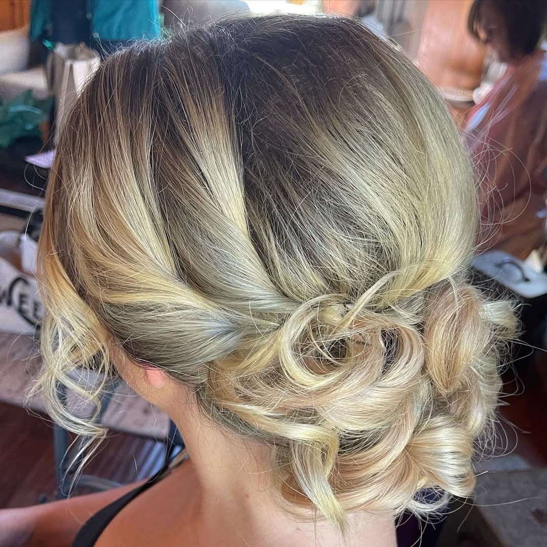 👰🏼♀️🤵🏼♂️💒🏔
.
.
.
#mammothlakes #mammothlakes #wedding #weddinghair #weddinghairstyles #hairstyles #hair #updo #updohairstyles #weddinginspiration #hairinstagram #styles #weddingseason #weddings #travel #hairideas #hairfashion #curls #blondehair #brownhair #romantic #hairgoals #prettygirls #prettyhair #prettyhairstyles