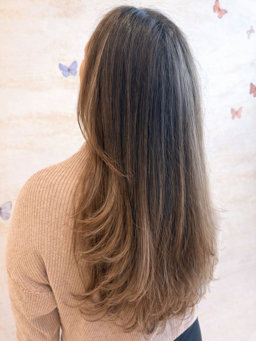 Obsessed with this soft, dimensional brunette 🤎✨
Lived-in layers + seamless blending for that effortless grow-out and natural movement. The kind of hair that looks just as good straight as it does with a little bend.
Low maintenance. High impact. 🙌
#LivedInColor #DimensionalBrunette #LongLayers #HairByBrittneyStickler
