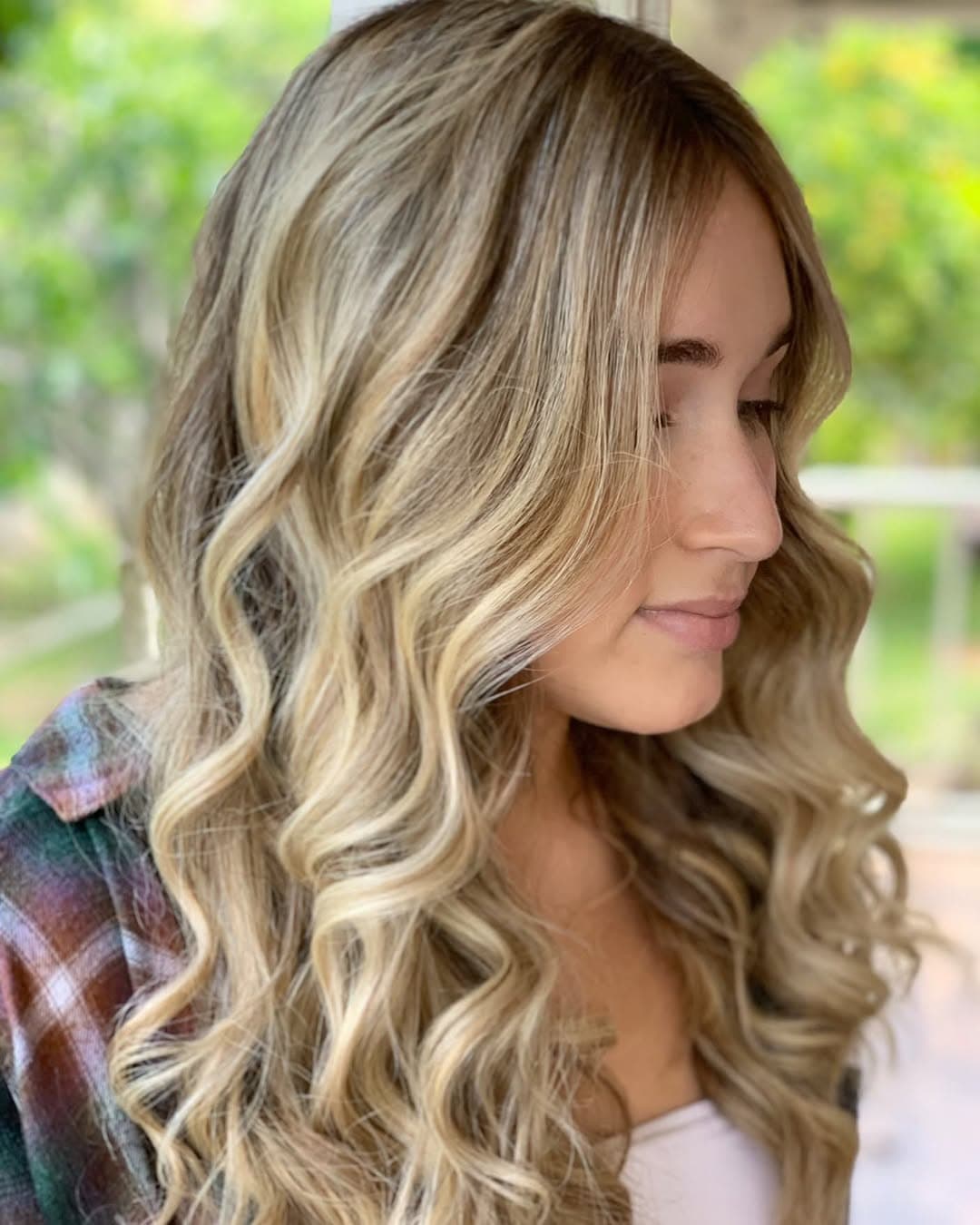 I don’t know about you...but I could use a little ☀️ on this gloomy morning! I usually love the rain, but given our current global situation 😕I’m ready for that Southern California heat!
Speaking of sunshine...look at this Balayage ya’ll! So light & bright and ready for those sunny days that are on their way!
Missing you all, and I can’t wait to get back behind that chair and start painting your hair like this dolls! 💋