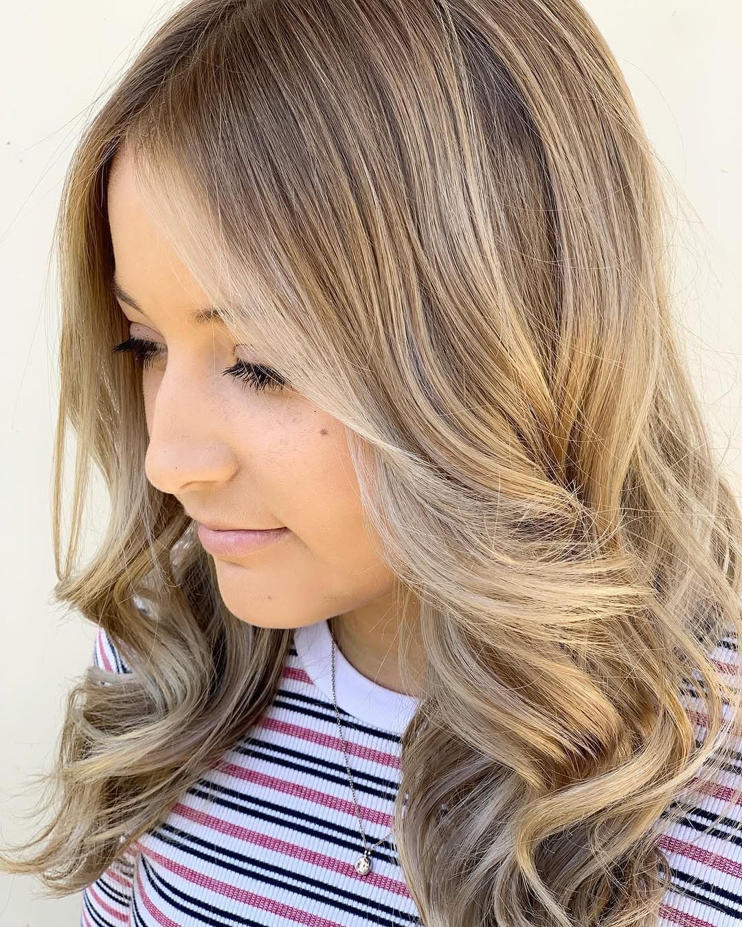 Rays of Beige. 🤩
I looooove myself an ashy blonde. Especially when your guests natural root is Goals...🙌🏼 Painted and Glazed with @matrix