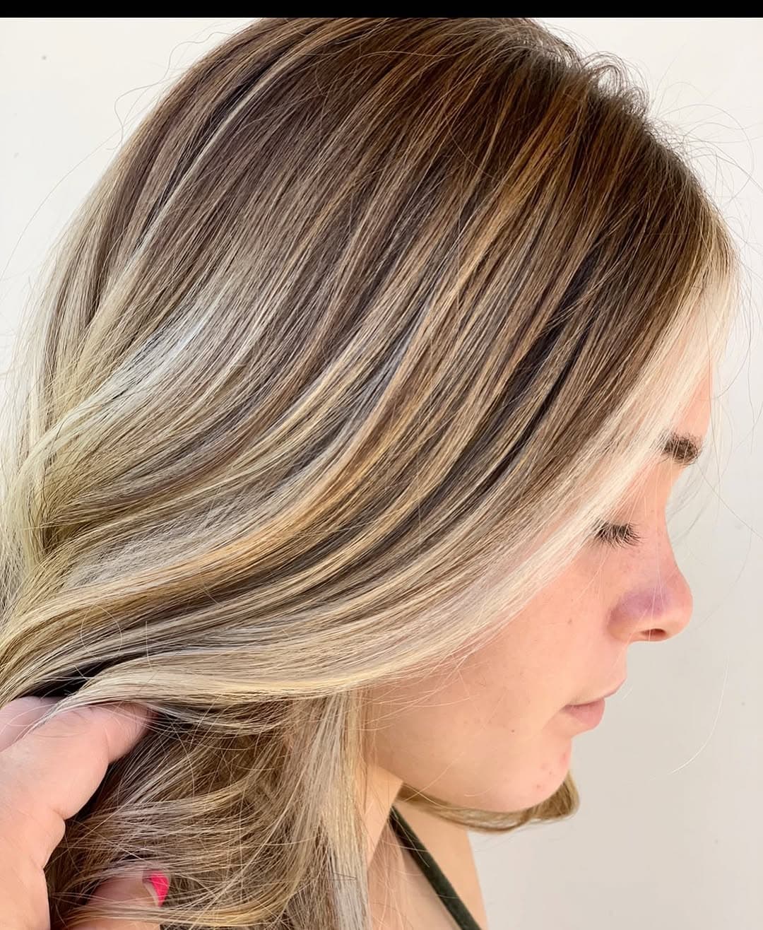 Those Seamless Blondes...🤩💫⭐️ When Peyton came to see me, well....let’s just say she has a botched balayage. 😬 Correcting those lines took work...but it was so worth it!
Painted and Glazed with @matrix