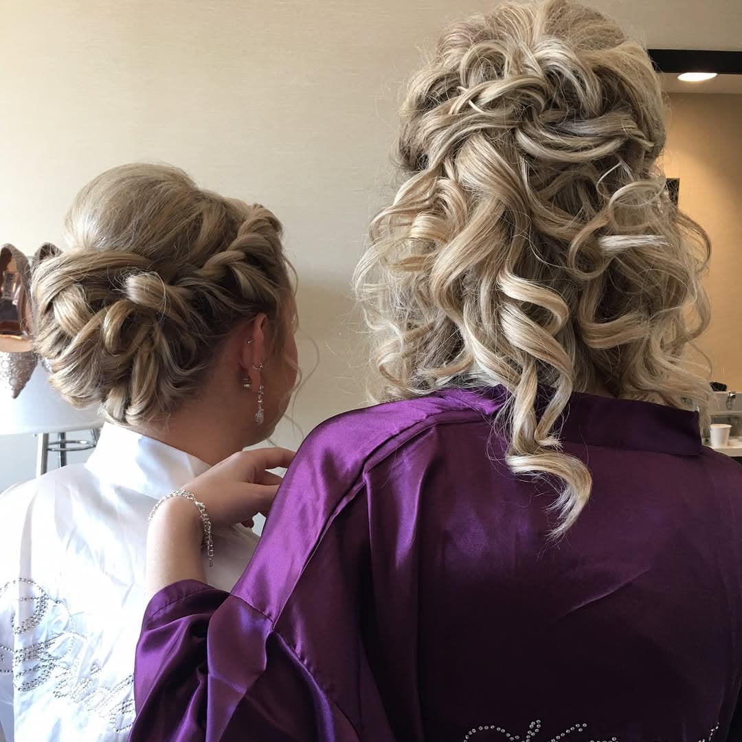 Time change what!? 🕰 Who needs sleep when you get to be the Glam Squad for these Beauties! 💍
As always with my partner in crime: @hair_by_aurem_allstun .
.
.
#hairbynoellelucy #salon860west #weddingday #weddingmakeup #wedding #weddinghair #weddinghairstyles #weddingmakeup #makeup #makeupoftheday #makeupartist #makeuplover #mua #stylistssupportingstylists #brea #imallaboutdahair #bridalhair #bride #bridesmaids #mac #urbandecay #tarte #lashes