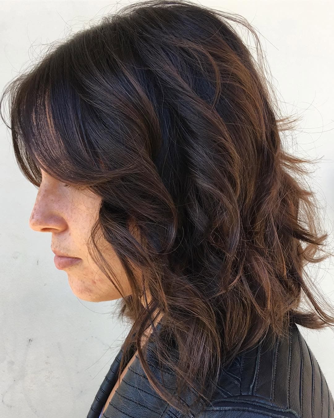 Really feeling this Shag Haircut with Curtain Bangs...😍
We started by glazing with a warm mocha toner to add shine and depth, then texturized her the create this edgy look. I may have to be a copy cat! 😉