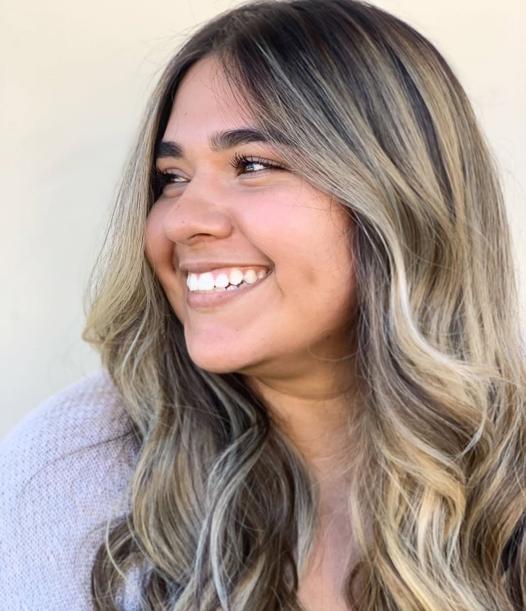 You guys don’t know how great it feels to be painting hair again! 🥳
For this look we balayaged with a teased root, then glazed w/ violet to cool down her warmer tone. Needless to say, I have all the heart eyes. 😍 #hairbynoellelucy