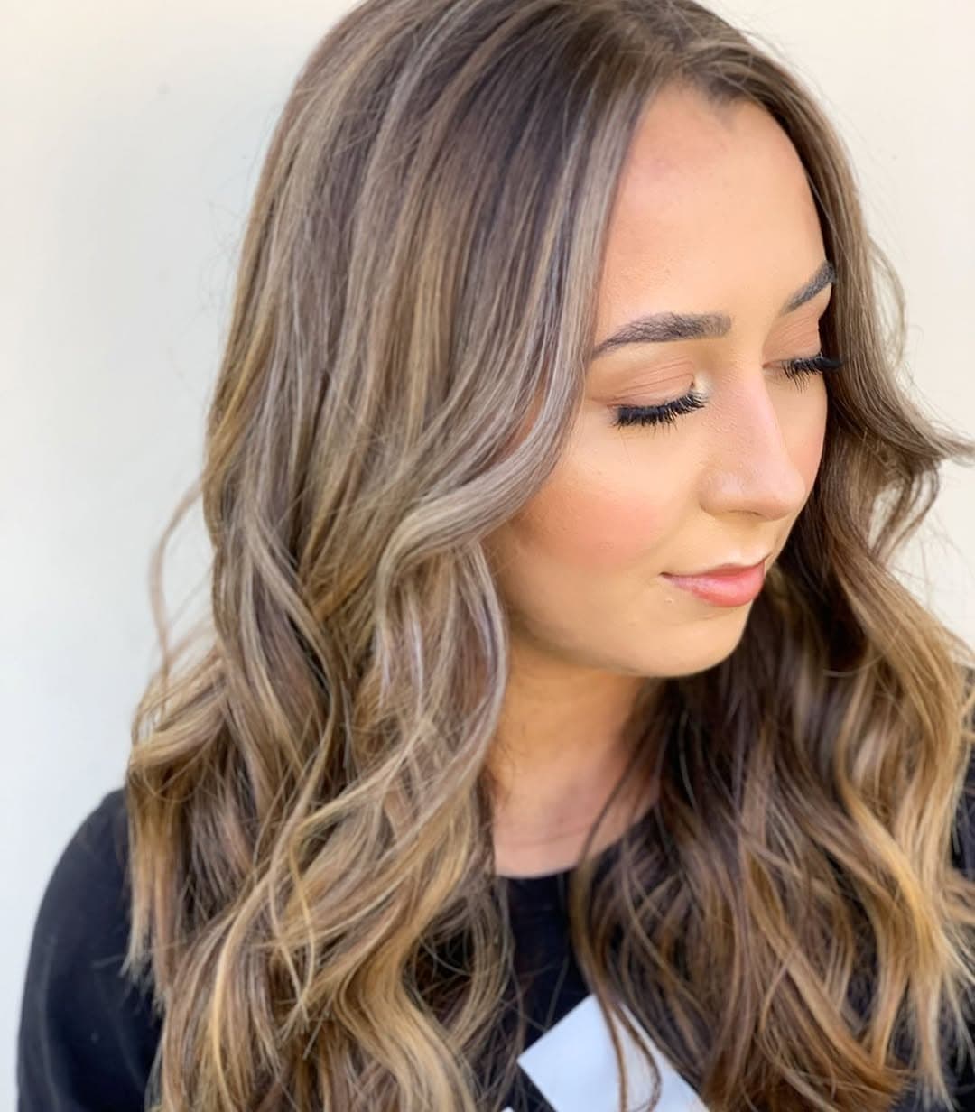 Holy Smokes! 🌬🤍 Just a tad bit obsessed with this Balayage!
Mix of teasy & baby-lights using @matrix Light Master then
Glazed with @redken shades