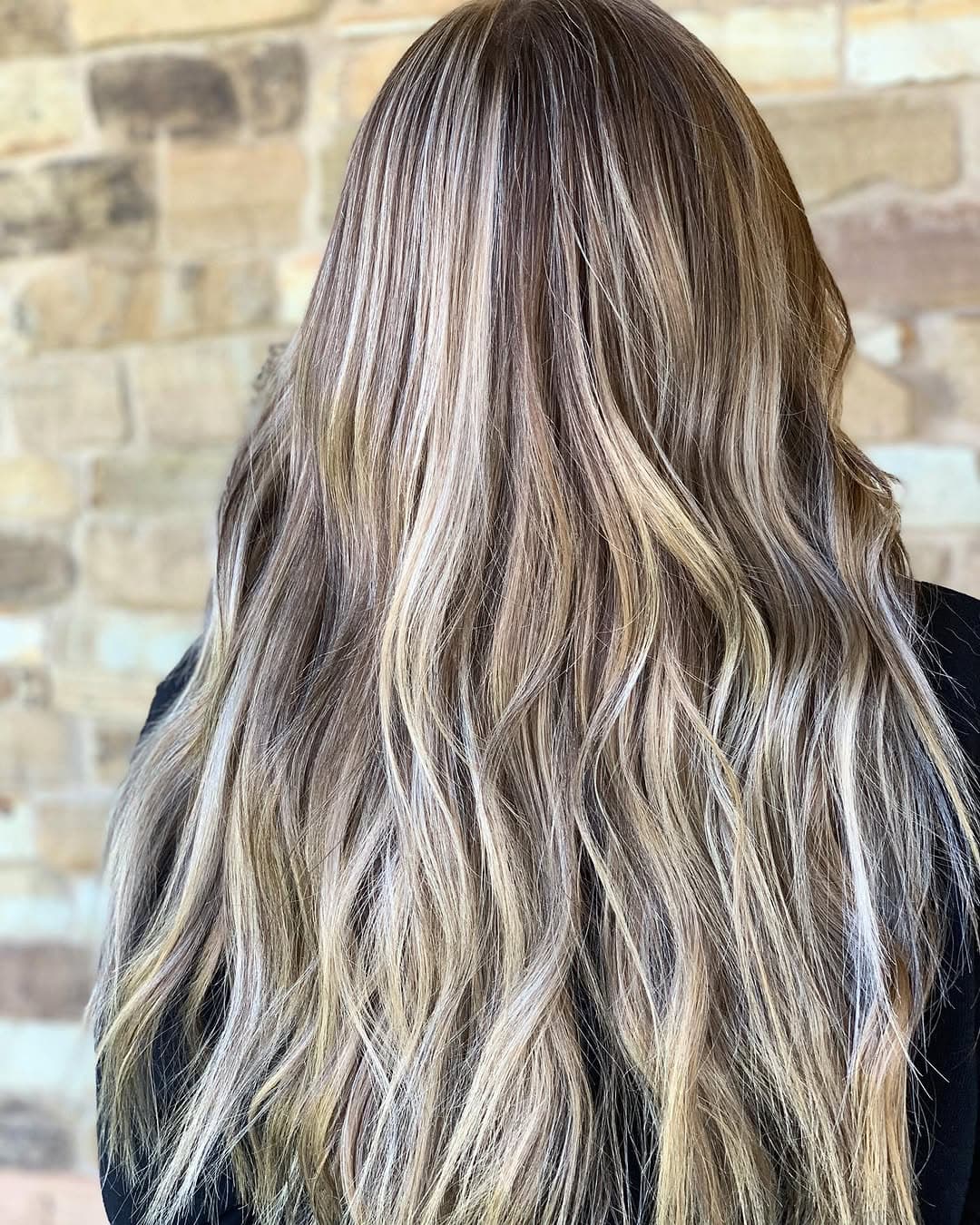 Annnnnnnd I’m obsessed! 🤩
We’ve been lightening Kami for a couple of years now, and this time she was ready to incorporate more of her natural color. To achieve this color we literally used 3 different methods. A full highlight, baby lights, and balayage. The results were 🔥.
