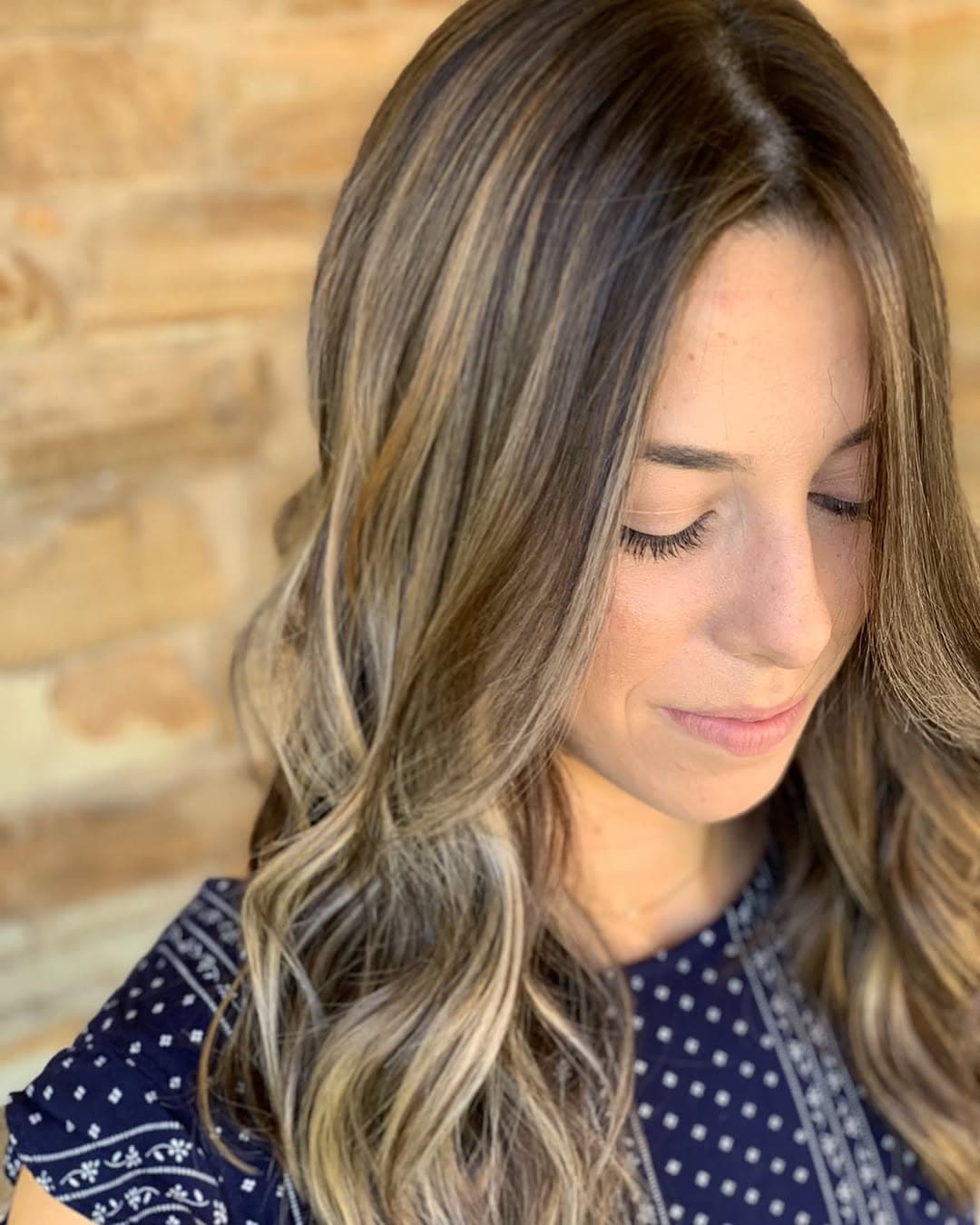 Tones on Tones. 🤎
It’s amazing what dimension a little balayage can bring!
Foliaged w/ @matrix Light Master
Glazed w/@redken Shades
#hairbynoellelucy