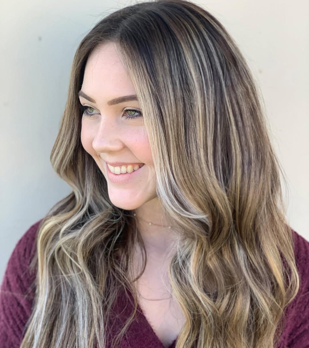 🤎A Brunette Moment🤎 with that blonde balayage poppin!
One thing to remember when you’re “going lighter” is that one of the best ways to get that brighter look, is to place it right next to your natural color. It can add some beautiful dimension & contrast.
Balayaged w/ @Matrix LightMaster
Glazed w/ @Redken Shades EQ
#hairbynoellelucy