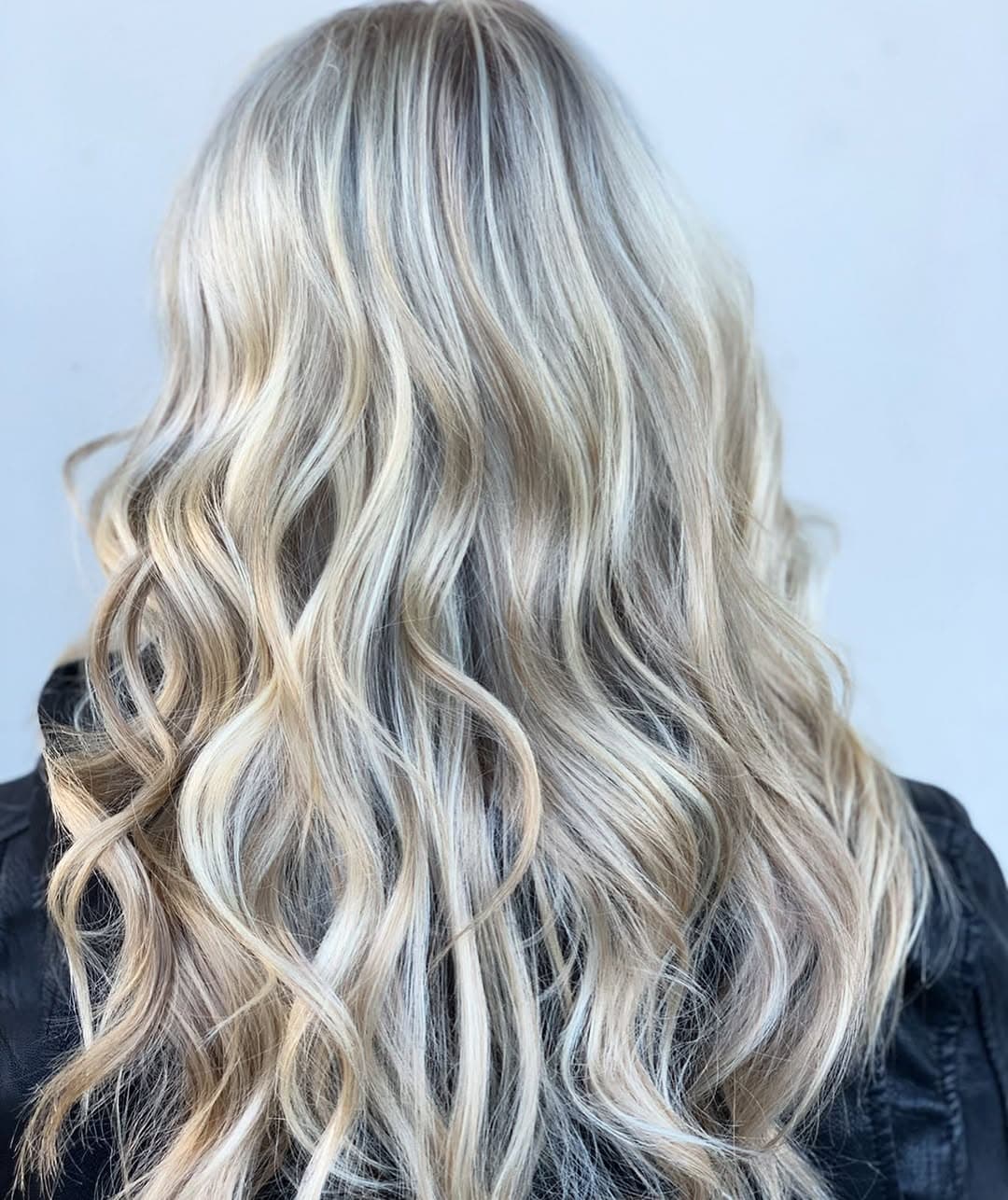 Oh Hey Blondie 👋🏼
Ready to go lighter?
I can get you there...😉
Balayaged and Glazed with @matrix
.
.
.
#hairbynoellelucy #blondehair #Platinumblonde #moneypiece #ocbalayage #ocbalayageartist #ochair #ochairstylist #orangecountyhair #orangecountyhairstylist #ocsalon #ochairsalon #livedinhair #bronzeblonde #caramelhair #blondebalayage #faceframebalayage #citiesbesthairartist #showmethebalayage #matrix #matrixhaircolor #breahairstylist #brea #fullerton #yorbalinda #placentia #anaheim #anaheimhills #buenapark #lahabra