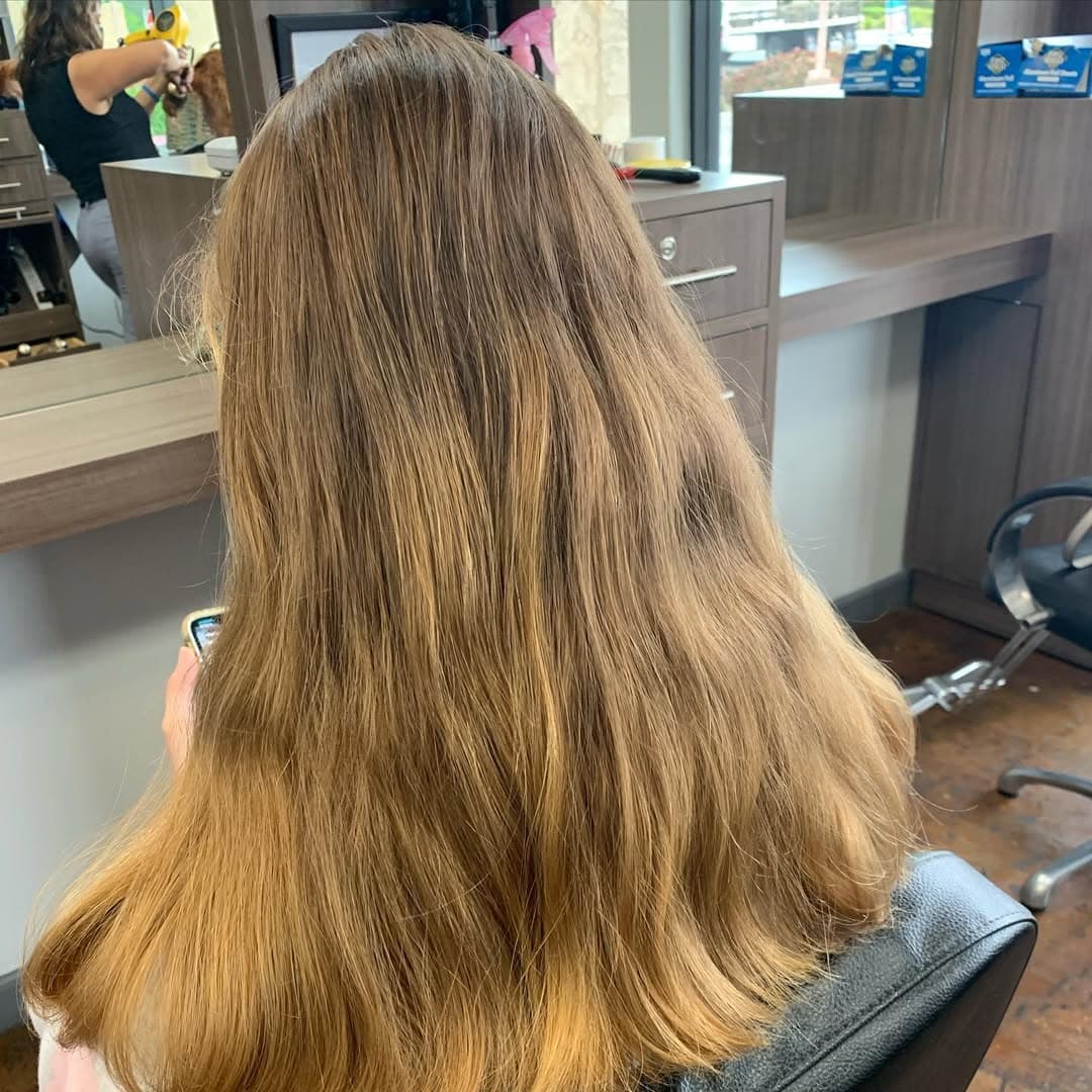 Summer Ready Balayage 🌞
I don’t know about you but I’m counting down the days till my toes are in the sand and there’s a margarita in my hand. 😉
In the meantime...let’s get your hair ready for those toasty days! This doll had never colored her hair before, she had never even curled it!
I have said it once and I’ll say it again...a guest trusting me to paint their hair for the first time is ALWAYS an honor!
Balayaged & Toned w/ @matrix