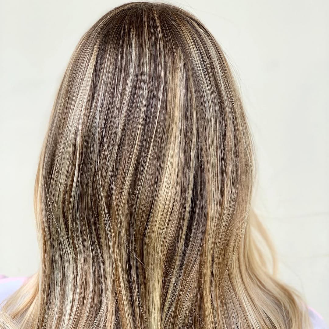 Even when your hair isn’t naturally
Kissed but the sun…we can make it look that way. 😘😉🌞
Summer ain’t over ladies!
Foilaged with @matrix
Glazed with @redken