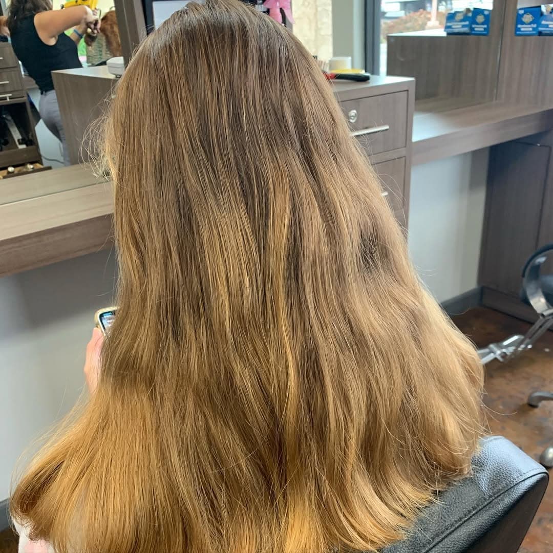 Even when your hair isn’t naturally
Kissed but the sun…we can make it look that way. 😘😉🌞
Summer ain’t over ladies!
Foilaged with @matrix
Glazed with @redken