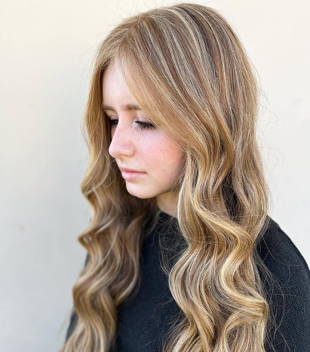 Sun-kissed Strawberry! ☀️🍓
These perfect spring days makin’ me wanna lighten up ALL the hair! Anyone else?!